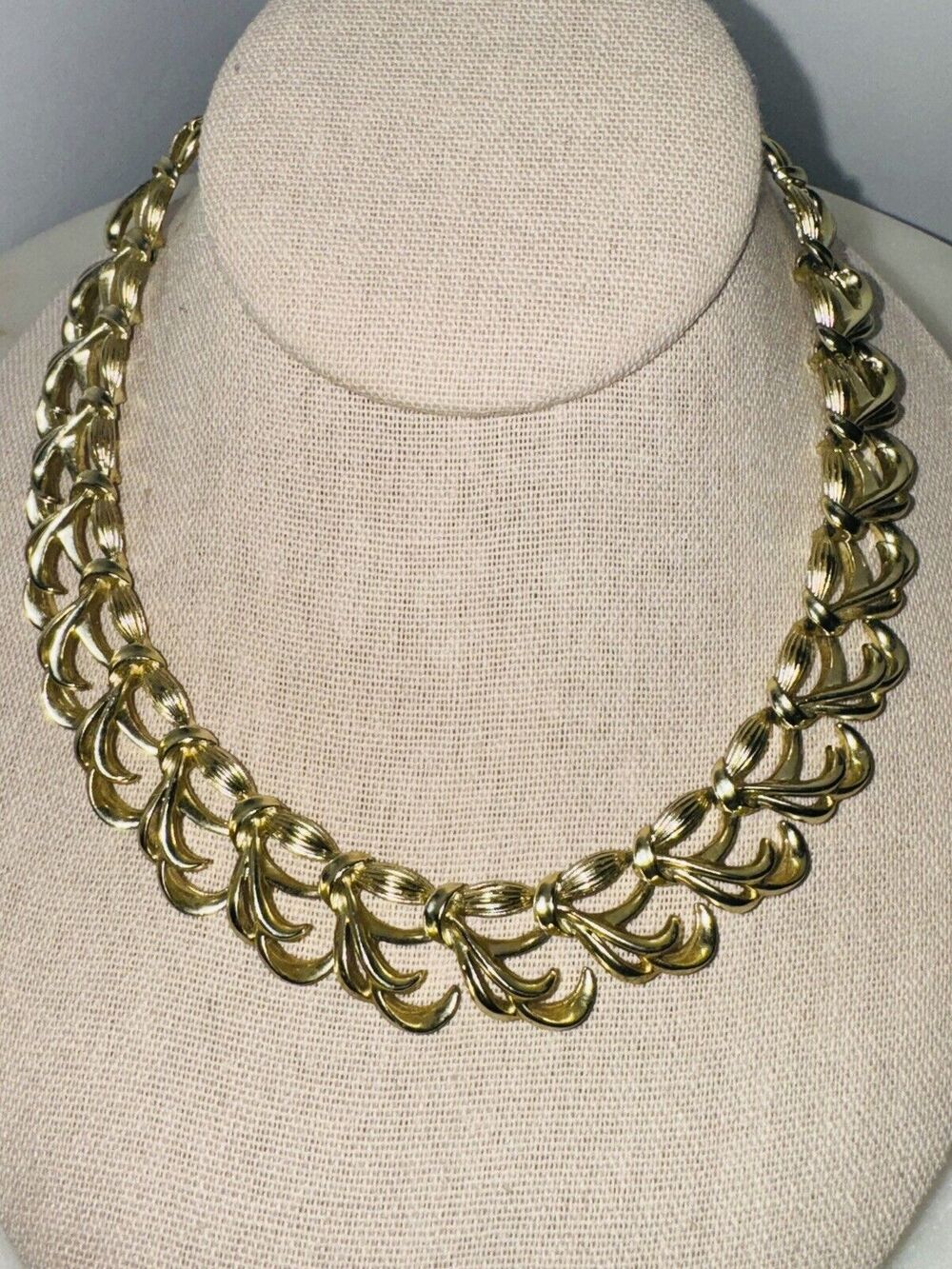 Vintage Coro Pegasus Gold Tone Large Curved Link Sweeping Design Necklace Choker